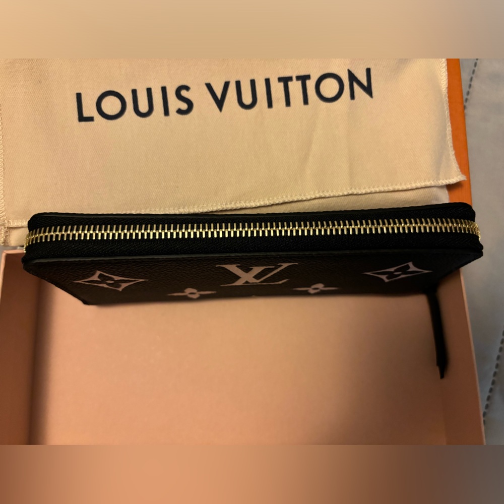 LOUIS VUITTON Clemence Wallet (Black) - Picture 4 of 7